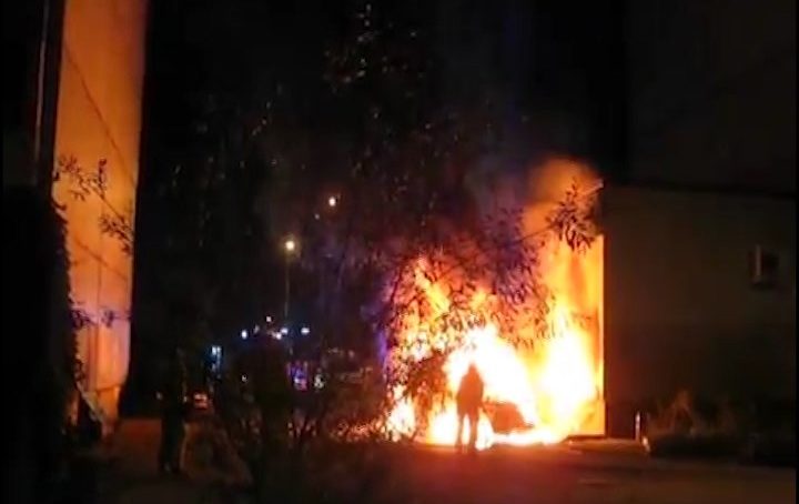 В Калининграде загорелась машина, огонь повредил соседнее здание