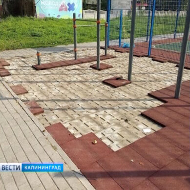 На спортивной  площадке на улице Минусинской украли покрытие