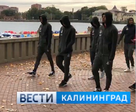 Перед матчем с «Балтикой» футболисты «Локомотива» прогулялись по центру Калининграда