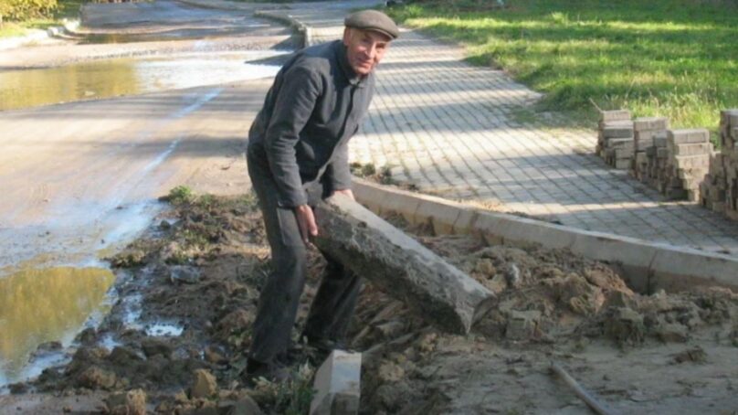 200 метров руками дедушки Васи: 80-летний житель Светлогорска сам построил дорогу
