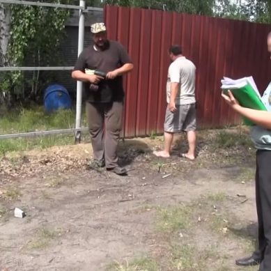 Соседи в Правдинске не поделили территорию и одной стороне пришлось сносить забор