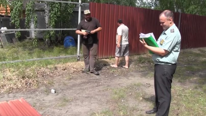Соседи в Правдинске не поделили территорию и одной стороне пришлось сносить забор
