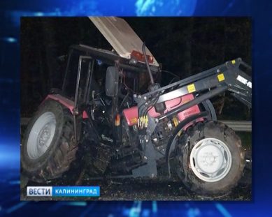 Грузовая фура и трактор столкнулись ночью по дороге в Черняховск