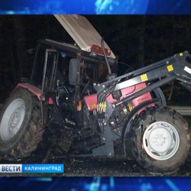 Грузовая фура и трактор столкнулись ночью по дороге в Черняховск