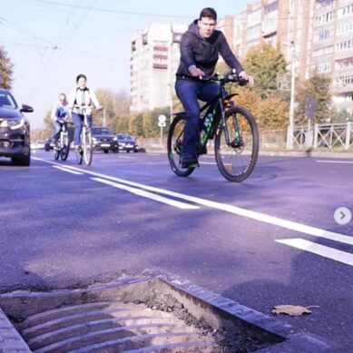 Алиханов и Дятлова устроили велосипедную инспекцию дорог Калининграда