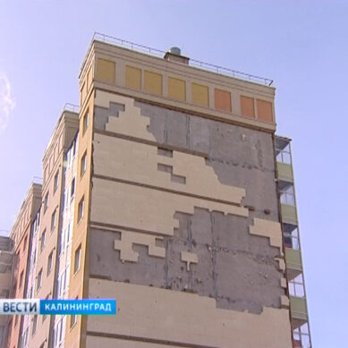 Жителям дома на Левитана так и не восстановили отвалившийся фасад
