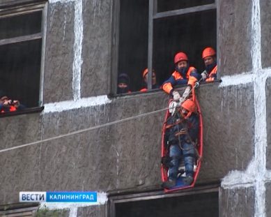 Спасатели отработали ликвидацию огня в многоквартирном доме