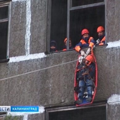Спасатели отработали ликвидацию огня в многоквартирном доме