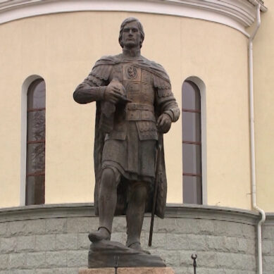 Патриарх Кирилл освятил памятник Александру Невскому