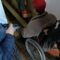 В Калининграде инвалиду-колясочнику вручили переносной пандус