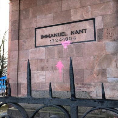 В Калининграде облили краской могилу Канта