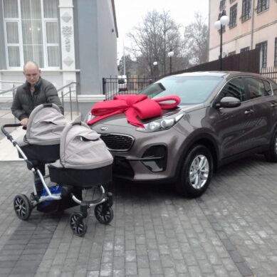 Родителям миллионного жителя Калининградской области подарили автомобиль
