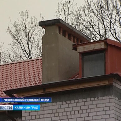 Разрушенный взрывом дом в Черняховском районе почти отремонтировали