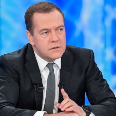 Медведев о скандальных высказываниях чиновников: Мозги надо включать