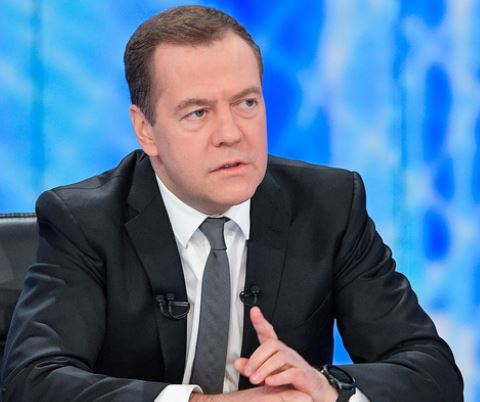 Медведев о скандальных высказываниях чиновников: Мозги надо включать