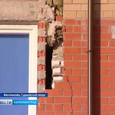 Власти о разваливающемся в Васильково доме: Это строительный брак
