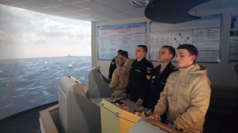 Калининградские старшеклассники попробовали себя в роли военных моряков