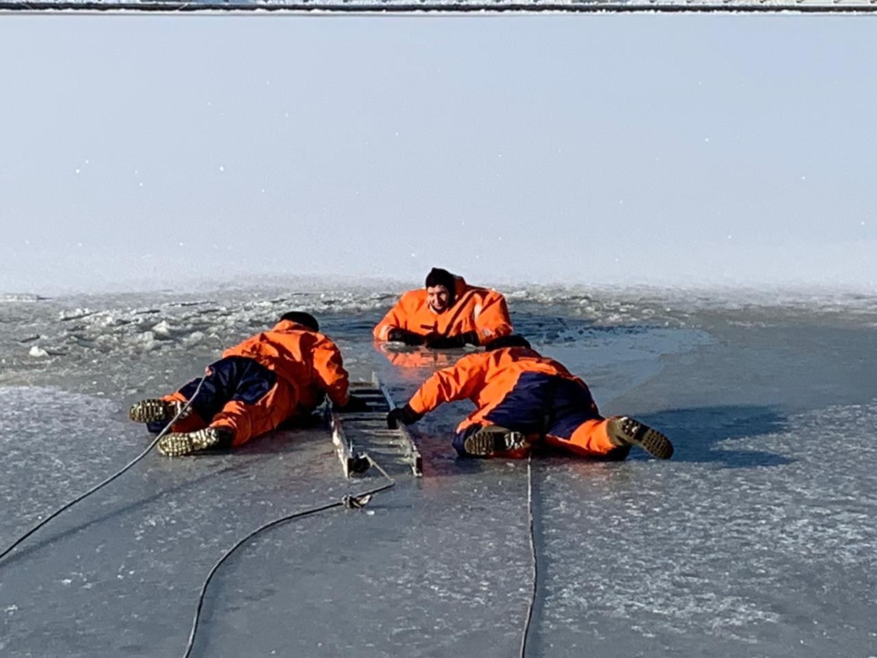 Мастер класс по спасению. Спасение работника в оз-п. Деятельность МЧС фото под лед.