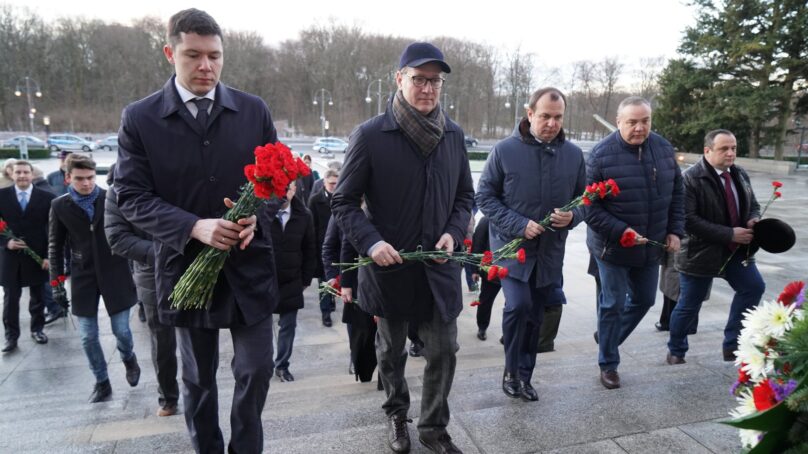 Калининградская делегация возложила цветы к мемориалу советским воинам в Берлине