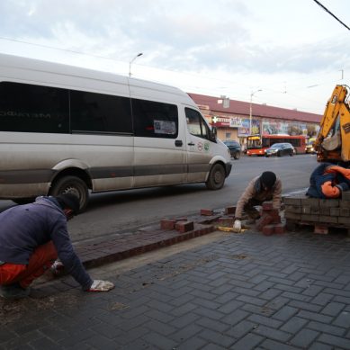 Продолжается ремонт тротуаров и дорог в областном центре