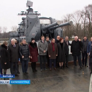 Депутаты Калининградской областной Думы посетили эсминец Балтфлота «Настойчивый»