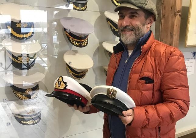 Евгений Гришковец передал Музею Мирового океана три фуражки морского флота