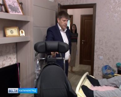 Андрей Кропоткин подарил упавшему с моста подростку инвалидное кресло