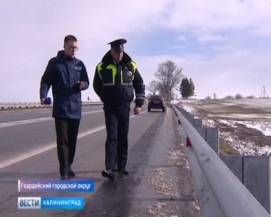 Калининградские автомобилисты проверяют отбойники на региональных дорогах