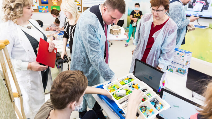 Калининградский «Ростелеком» подарил онкоотделению детской областной больницы оборудование для занятий робототехникой