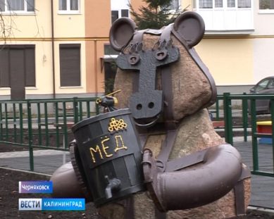 В Черняховске художники населяют город необычными фигурами из металла и гранитных валунов
