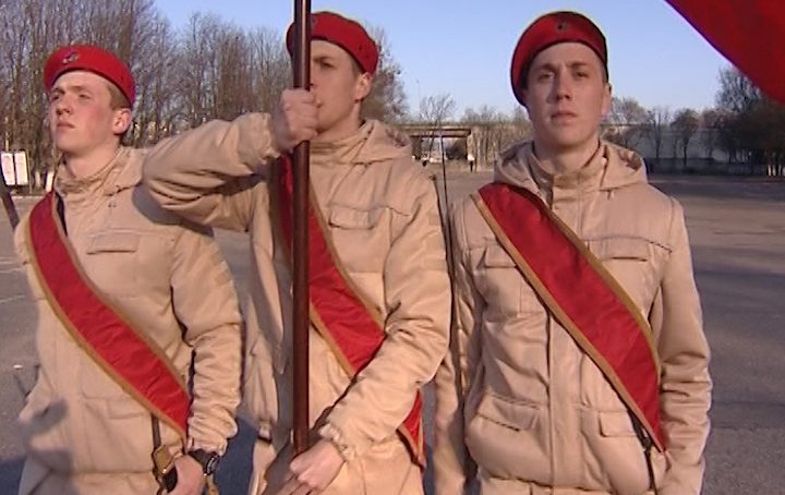 Военнослужащие Балтфлота и юнармейцы приводят в порядок захоронения советских воинов