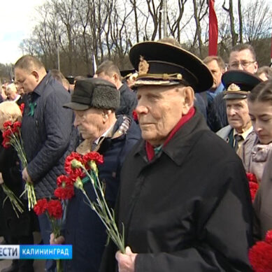 В Калининграде торжественно возложили цветы к памятнику 1200 воинам-гвардейцам
