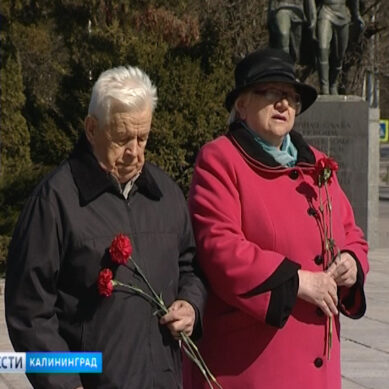 Ветераны труда из Немана возложили цветы к памятнику 1200-м гвардейцам