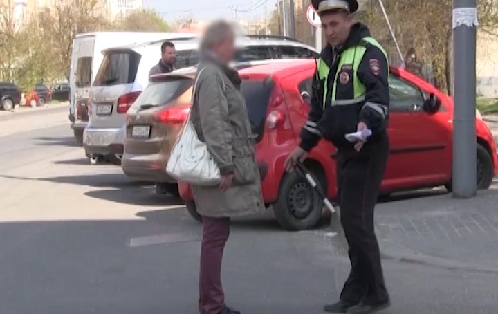 Инспекторы ГИБДД в Калининграде проверили, как жители переходят улицу