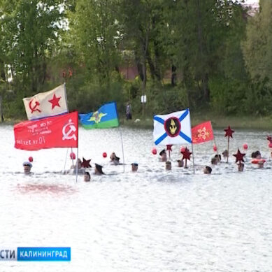 «Янтарные моржи» переплыли со знаменем Победы озеро Шенфлиз