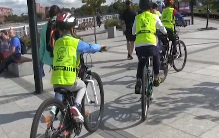 В Калининграде ГИБДД и ЮИД рассказали детям о безопасной езде на велосипеде