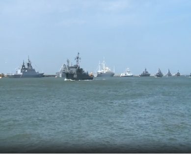 В Балтийске проходит военно-морской парад в честь Дня ВМФ России