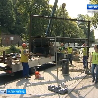 В Калининграде устанавливают новые остановочные павильоны