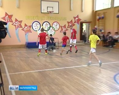 Легенды российского футбола сыграли дружеский матч с калининградскими школьниками