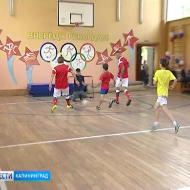 Легенды российского футбола сыграли дружеский матч с калининградскими школьниками