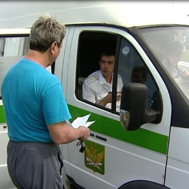 Калининградские приставы арестовали микроавтобус фирмы за долги перед налоговой