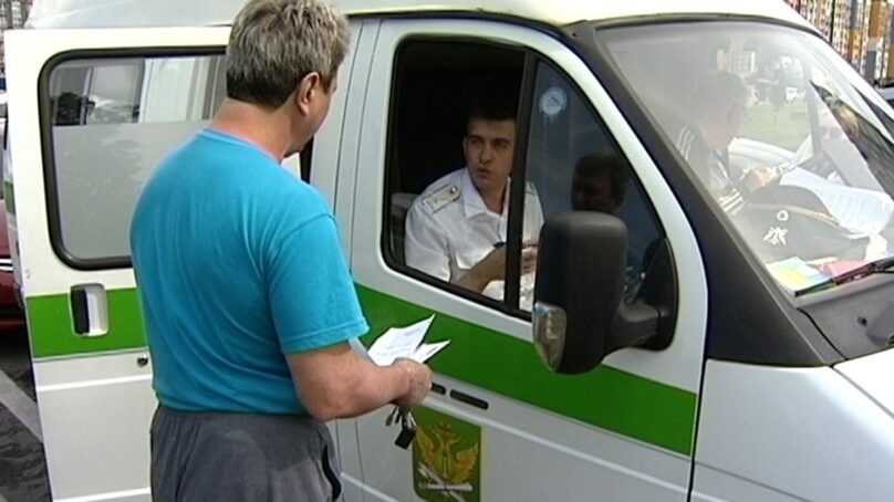 Калининградские приставы арестовали микроавтобус фирмы за долги перед налоговой