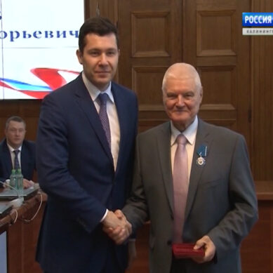 Антон Алиханов вручил государственные и областные награды жителям Янтарного края