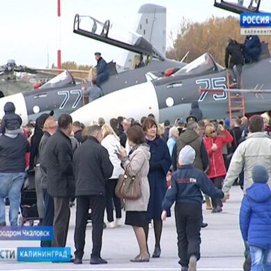 На закрытом аэродроме в Чкаловске прошла выставка боевых самолётов