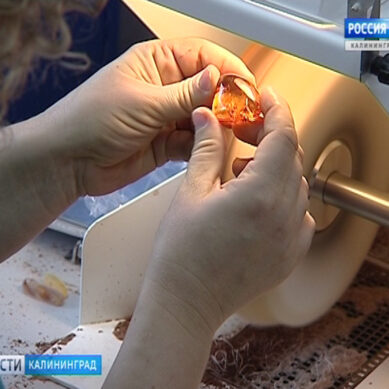 В Калининграде на одном из предприятий слабослышащие осваивают ювелирное искусство