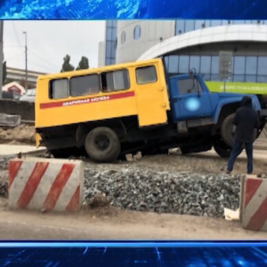 В Калининграде на ул. Киевской машина аварийной службы провалилась в яму