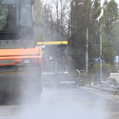 Дорожники приступили к укладке первого слоя асфальта на улице Киевской