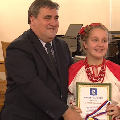 В Калининграде ученики художественных и музыкальных школ получили стипендии от главы города