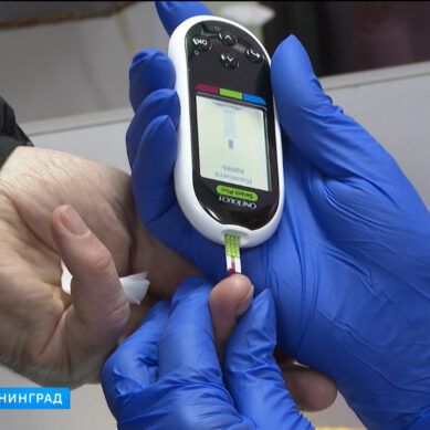 В мобильном центре на площади Победы калининградцы проверили уровень сахара в крови