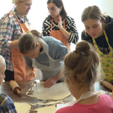 В Зеленоградске прошёл мастер-класс по лепке пельменей для воспитанников Центра помощи детям